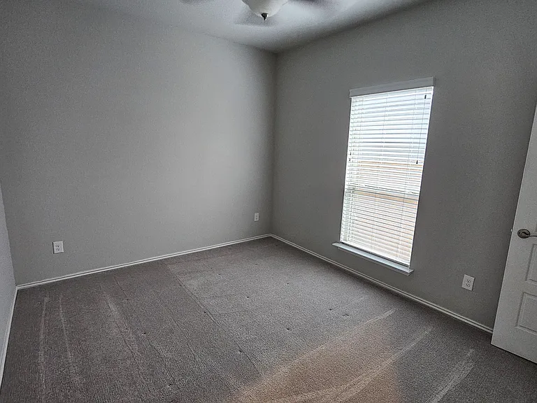 Secondary bedroom (bedroom 2)