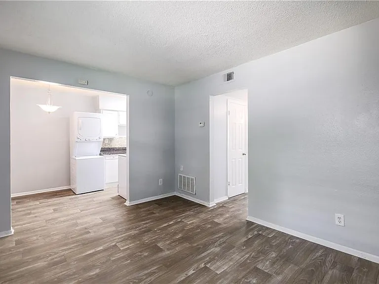 2401 Manor Rd #102 — Photo 6