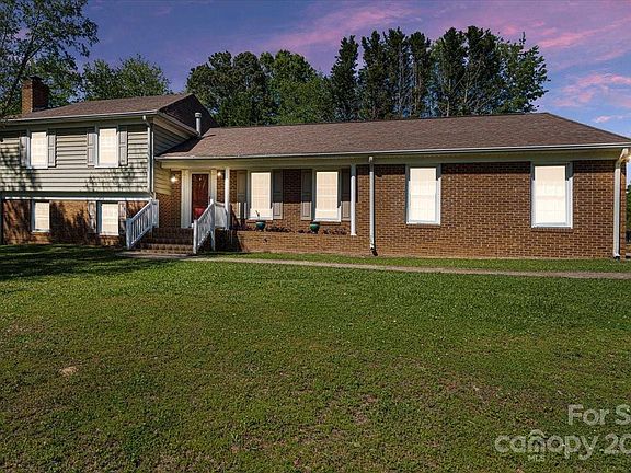 3rd image of 1407 Lakeview Dr