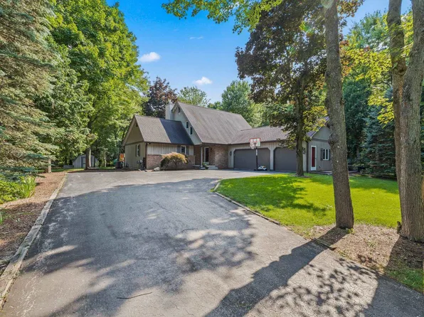 3948 E Old Pine Trl, Midland, MI 48642