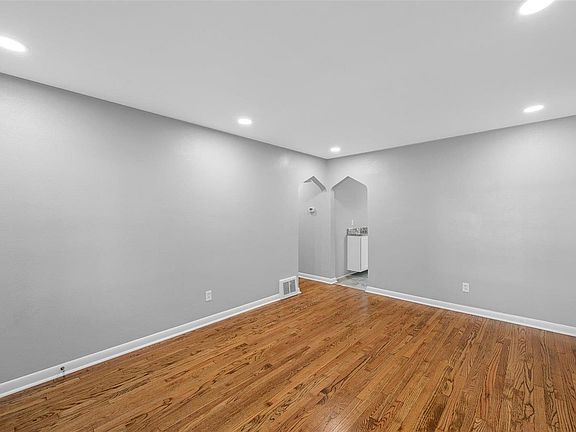 4th image of 242 Runyon Ave