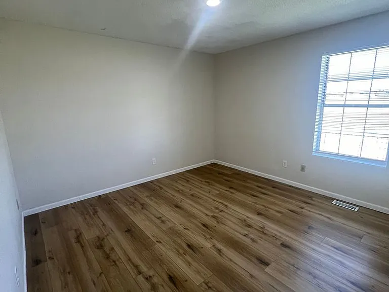 2509-2511 Carnation Dr — Photo 28