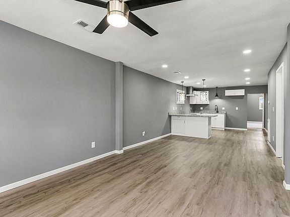 4th image of 2821 Woodend Ave
