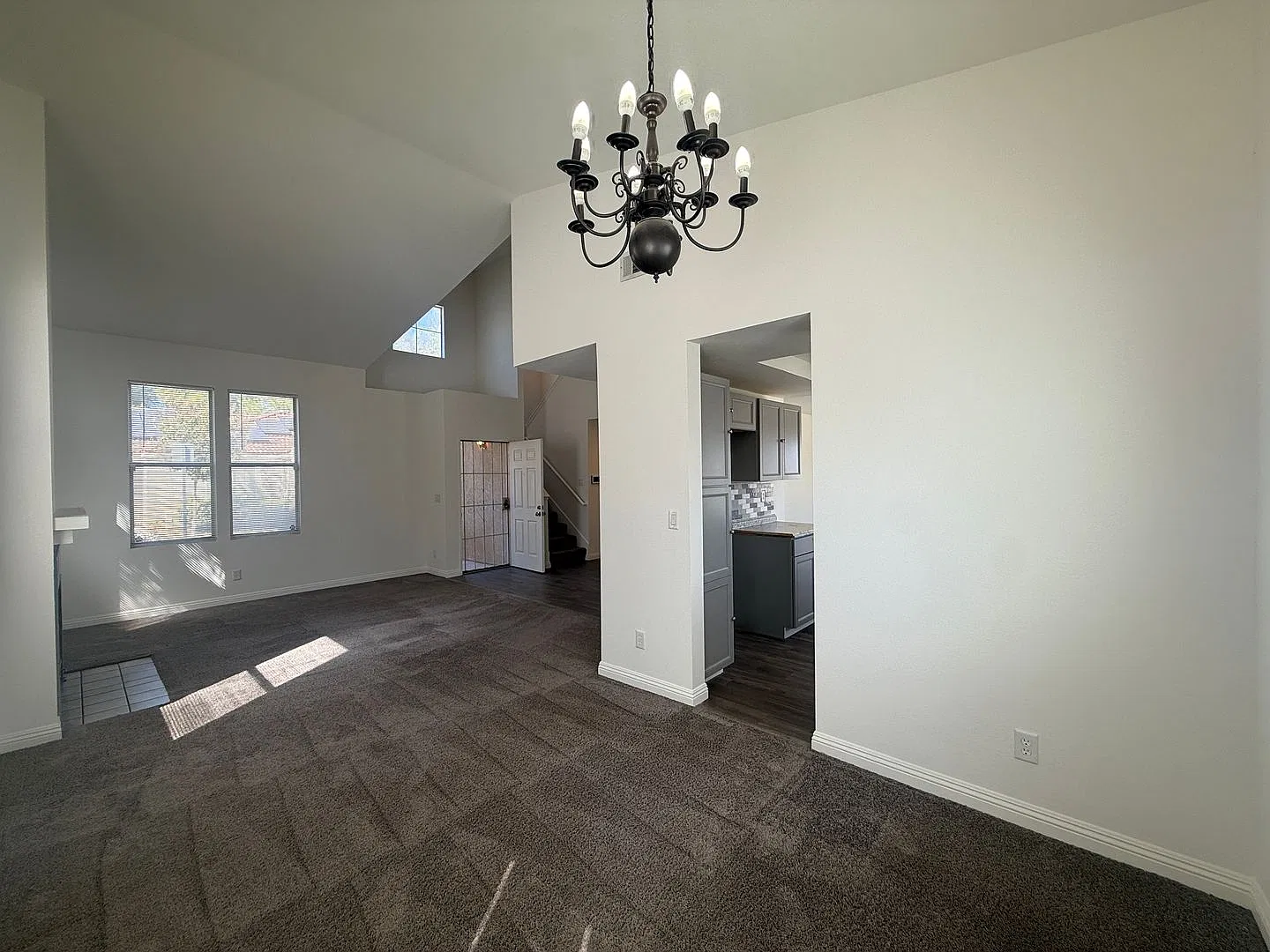 East Palmdale 3 Bedrooms! — Photo 4
