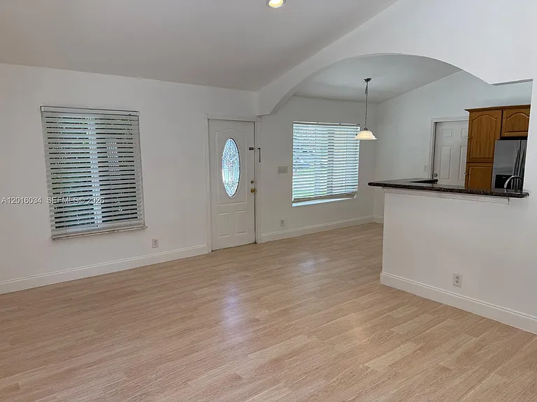 11143 Model Cir E — Photo 5