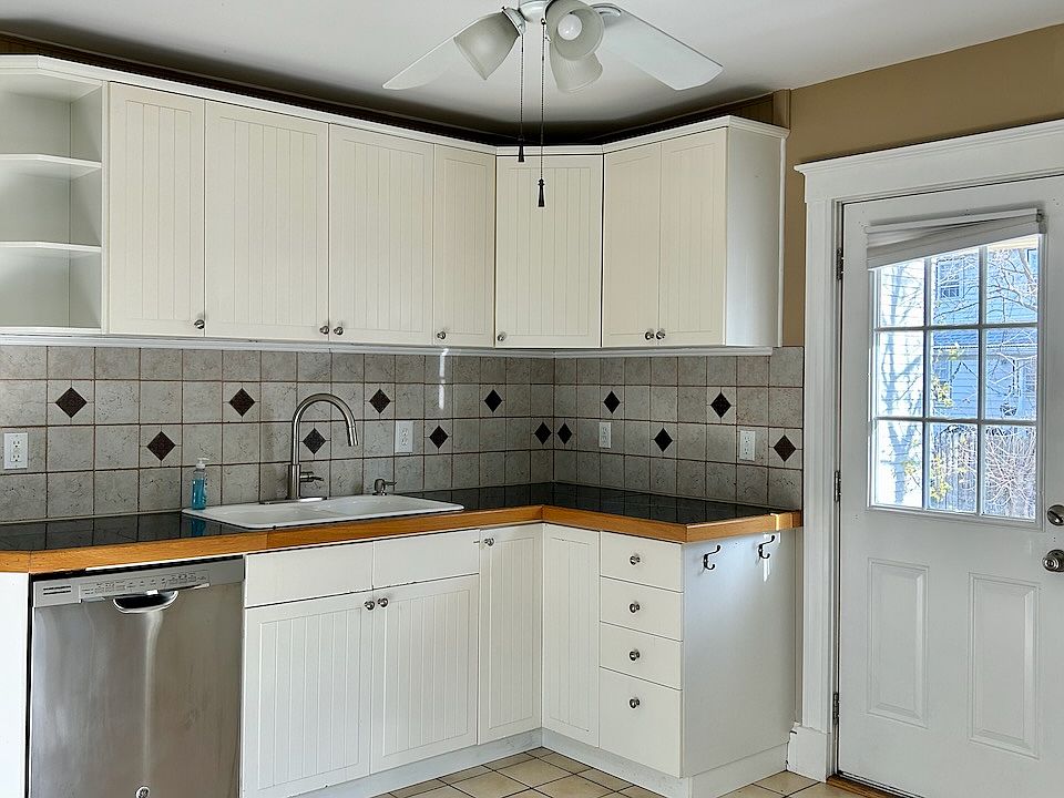 Kitchen also has a dishwasher