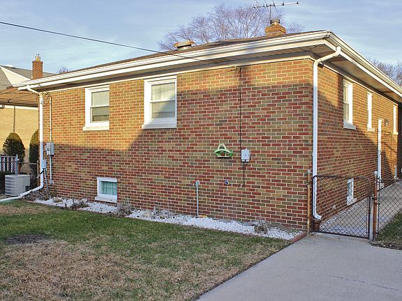 4th image of 600 Greenbay Ave