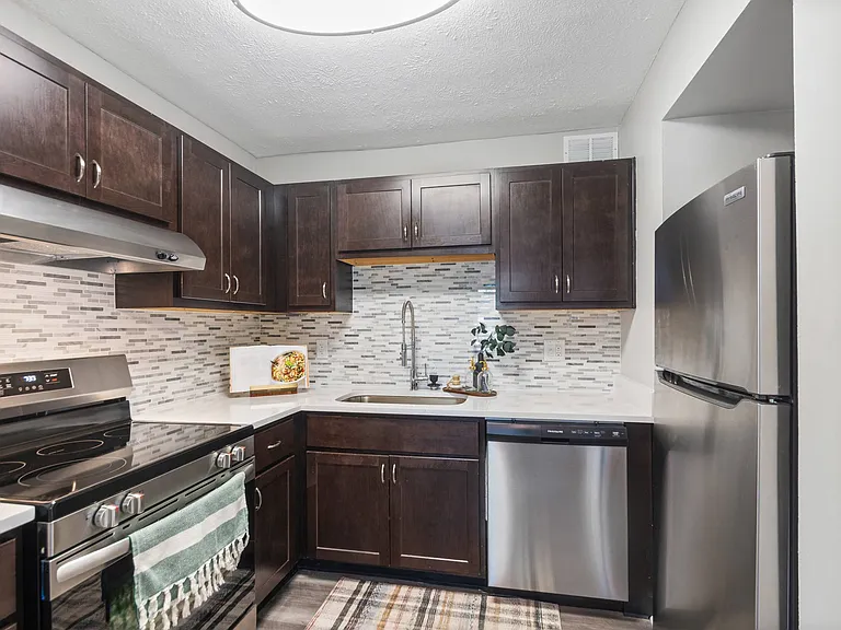 Lake Castleton Apartments — Photo 4