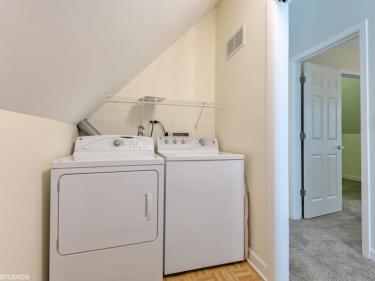 Full size W/D on 2nd floor in unit