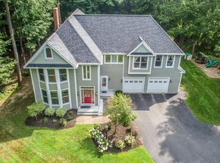 8 Canterbury Ln, Falmouth, ME 04105