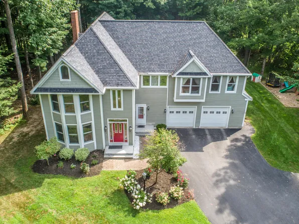 8 Canterbury Ln, Falmouth, ME 04105