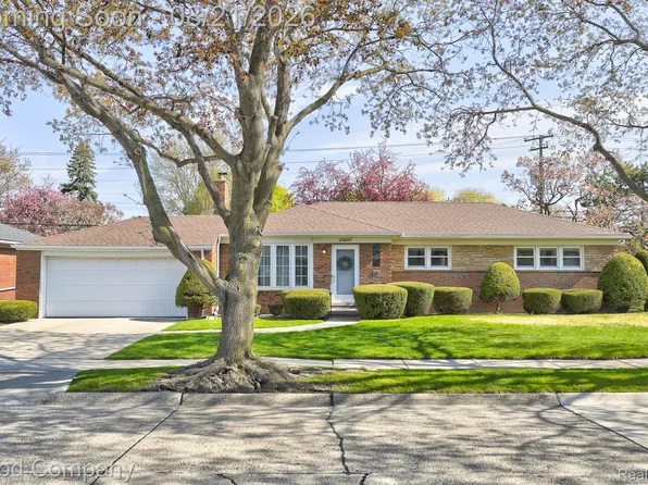23107 N Rosedale Ct, Saint Clair Shores, MI 48080