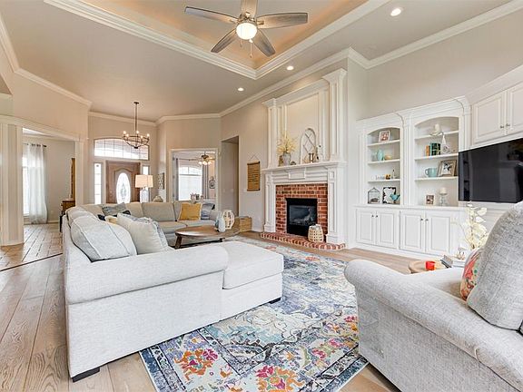 4th image of 1321 Camelot Dr