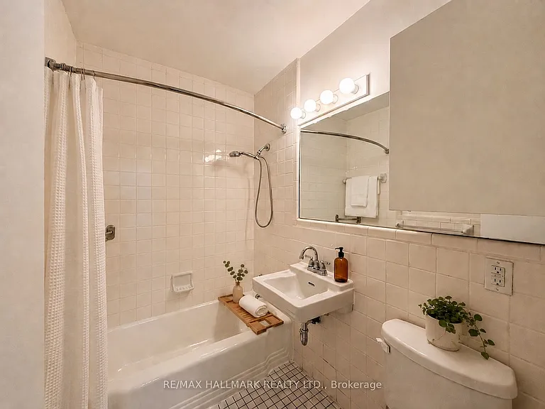30 Upper Canada Dr #208 — Photo 12