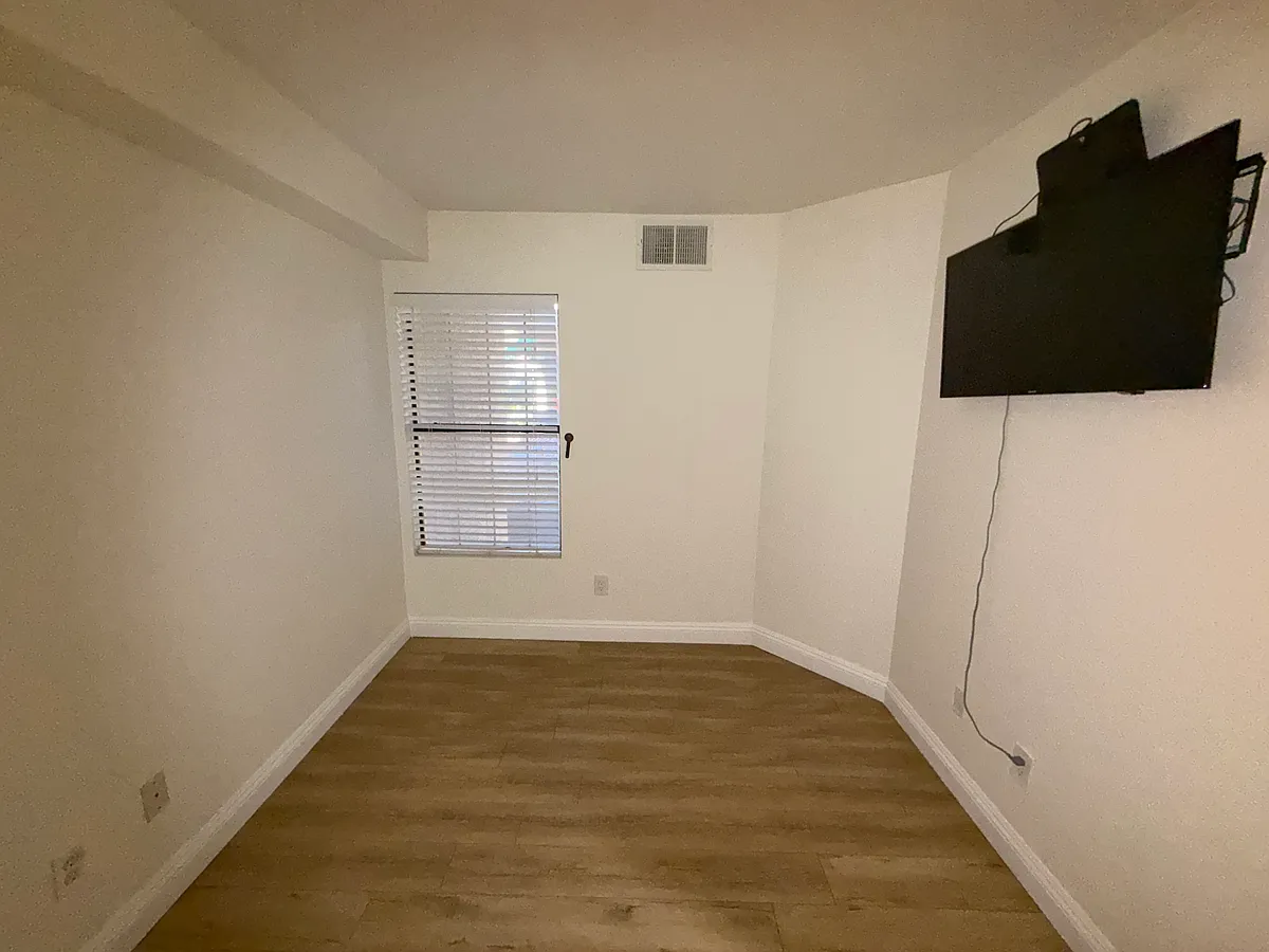 Building Photo - 510 Elm Dr #102