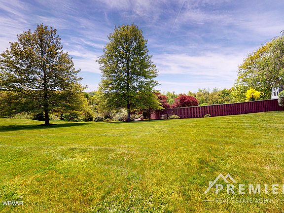 4th image of 165 Caitlin Dr