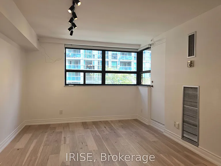 89 McCaul St #426 — Photo 2
