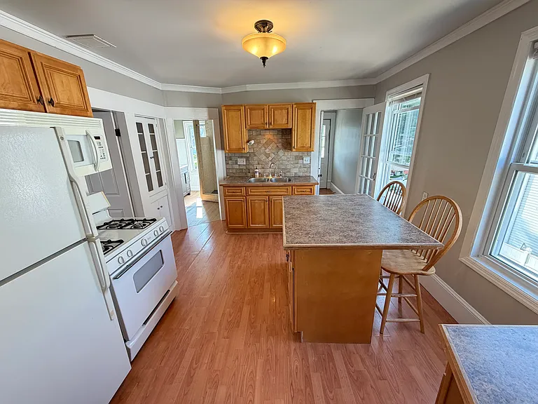 10 Taylor Ave #10 — Photo 4