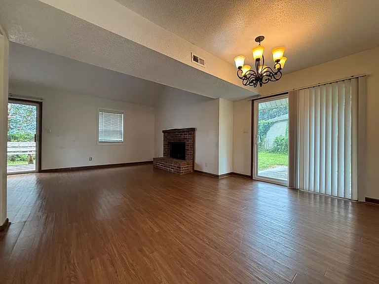 124 E Saltwood Pl — Photo 7