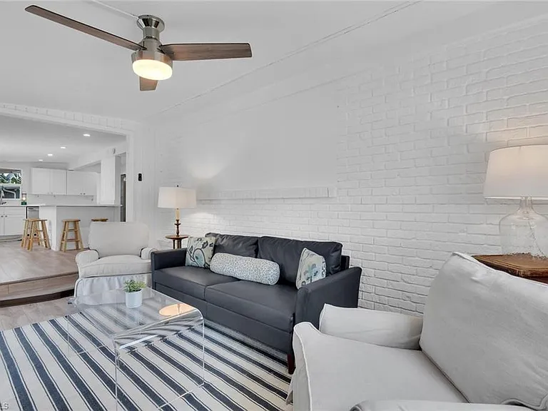 2048 Holiday Ln — Photo 12