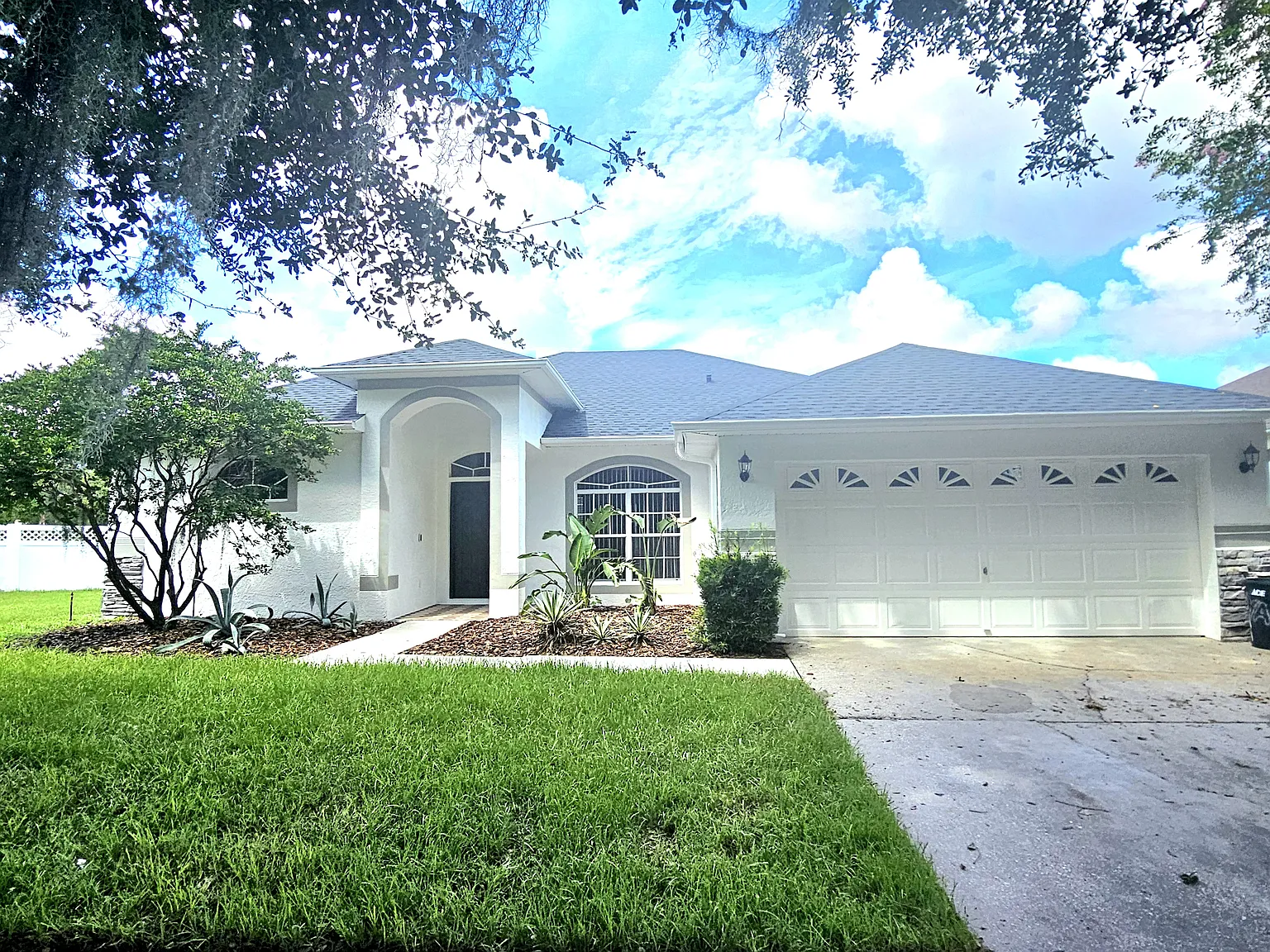 4 bed, 2316 sqft, $3,100 — Photo 2