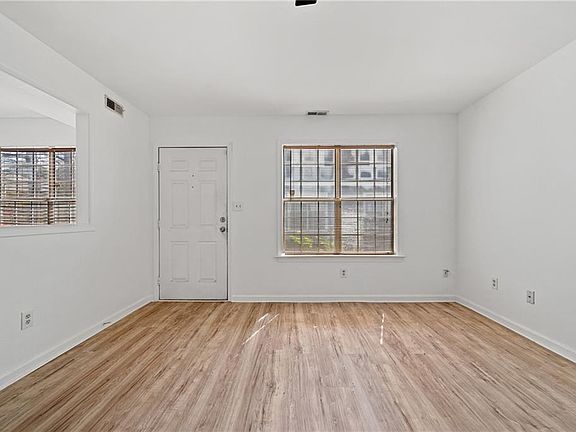 3rd image of 364 Thorncliff Dr