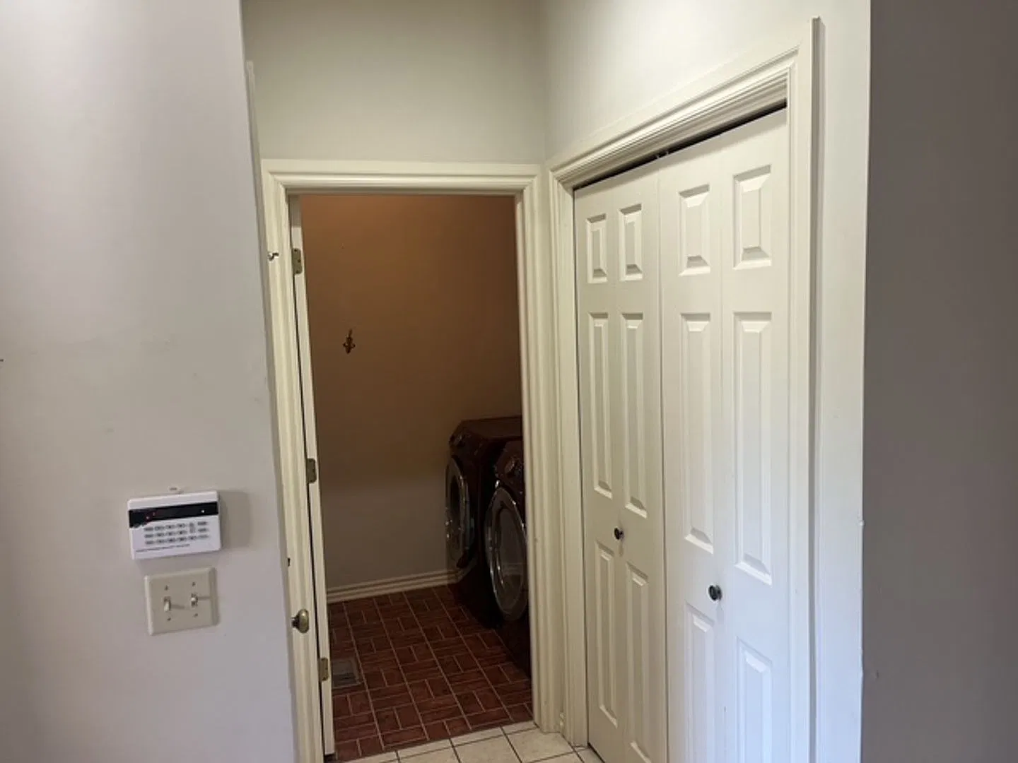 Charming 3 bed 2 bath at 91st and Harvard, close to shopping, creek turnpike, river trails, and D... — Photo 3