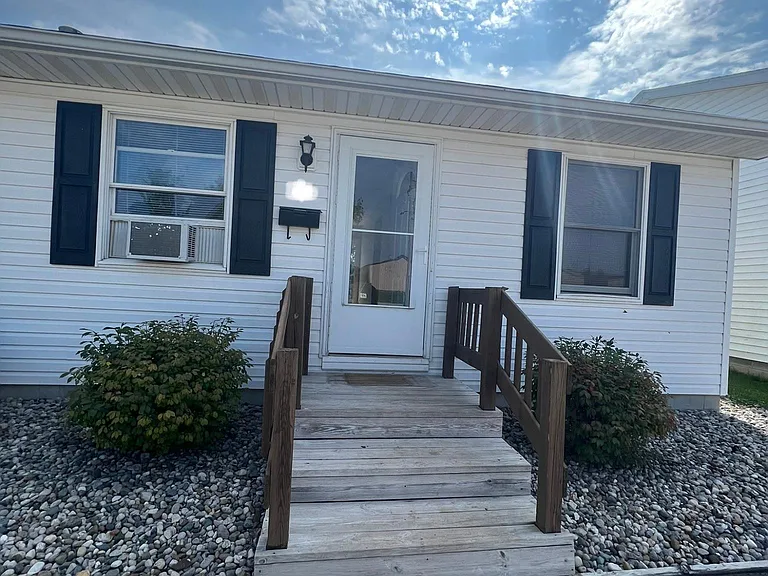 415 Connor St — Photo 1