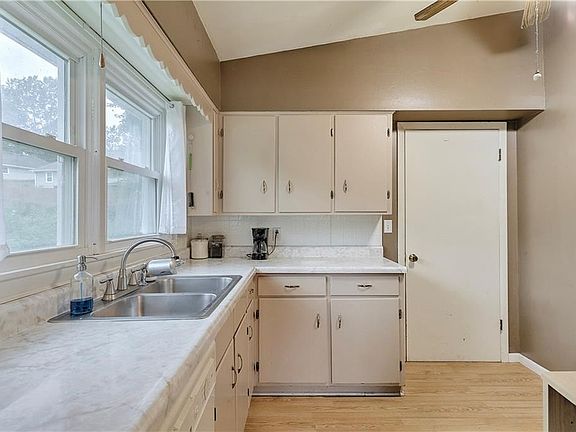 5th image of 1111 Anderson St