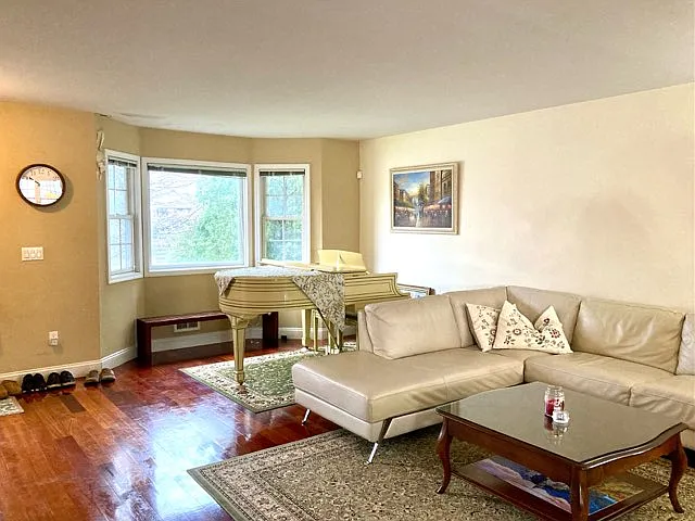 3 bed, 3.5 bath, 4028 sqft, $4,100 — Photo 4