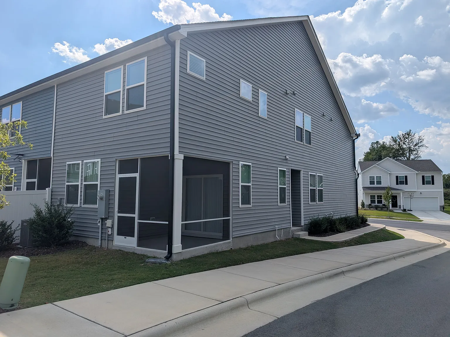 3 bed, 1820 sqft, $1,949 — Photo 2
