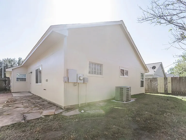 10318 Bushy Creek Dr — Photo 15