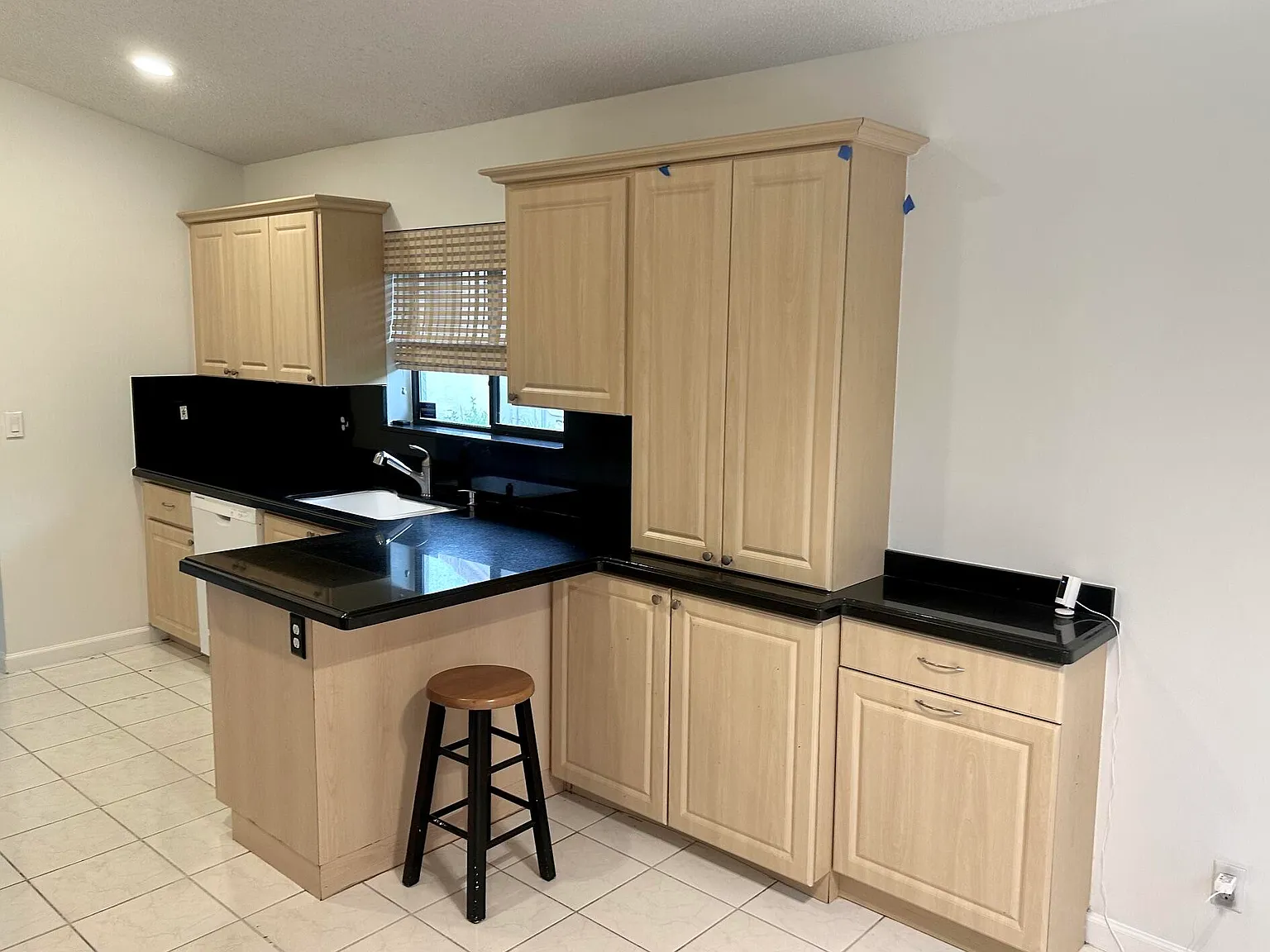 3 bed, 2.0 bath, 1682 sqft, $3,995 — Photo 4
