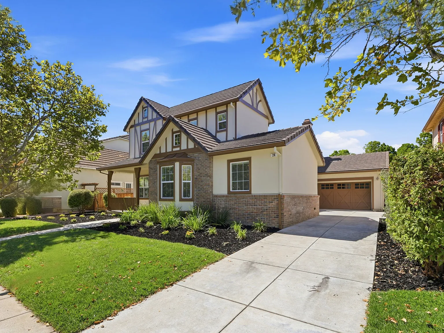 5 bed, 2714 sqft, $3,450 — Photo 3