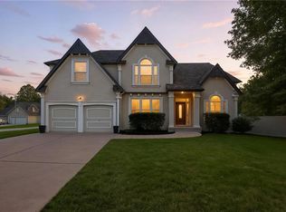 5829 Manor Ln, Parkville, MO 64152