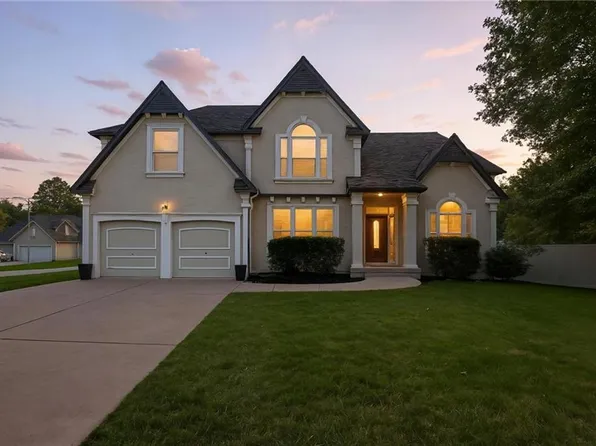 5829 Manor Ln, Parkville, MO 64152