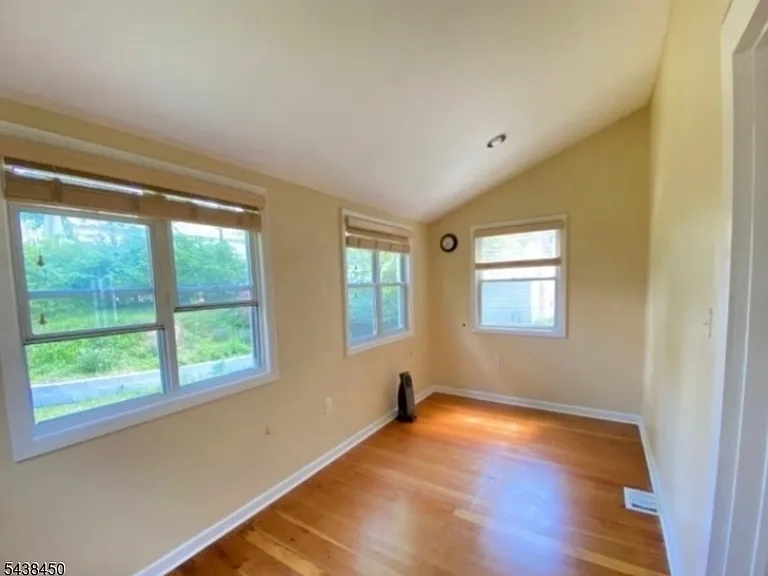 40 Amherst Pl — Photo 3