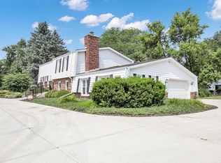 2550 Coach House Dr, Brookfield, WI 53045