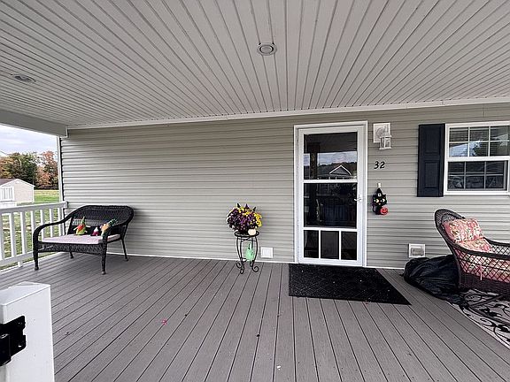 10'x28' Large porch!