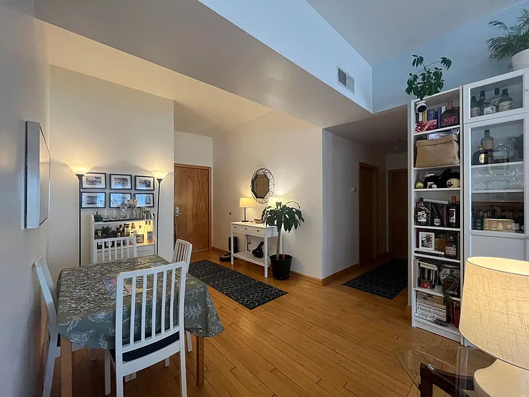 624 E Ogden Ave — Photo 8