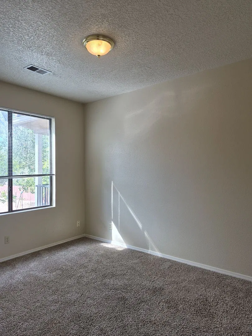 Three Bedroom Apartment — Photo 3