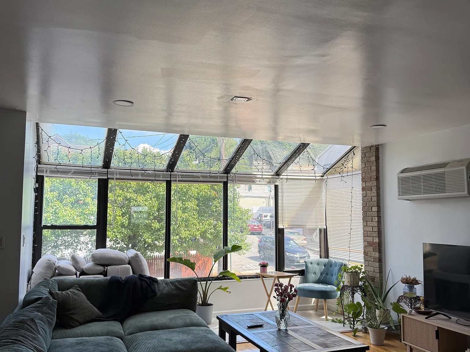 3 bed, 3.5 bath, 2500 sqft, $1,200 — Photo 1