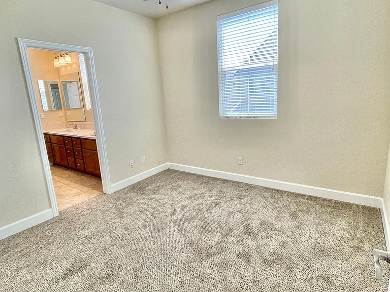 1736 Parkway Dr N — Photo 15