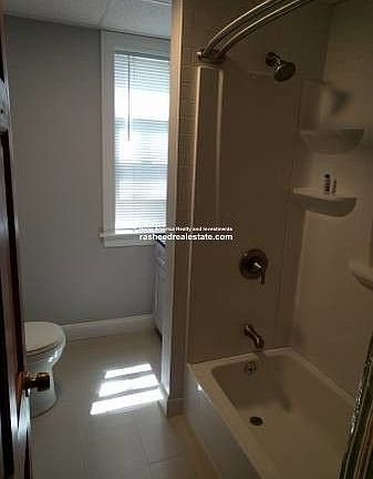 3rd image of 11A Willet St