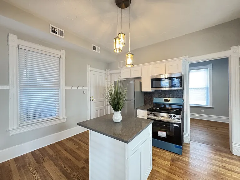 1721 W Nelson St — Photo 19