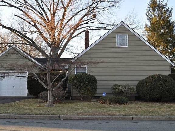 Semi-Attached 1car Garage