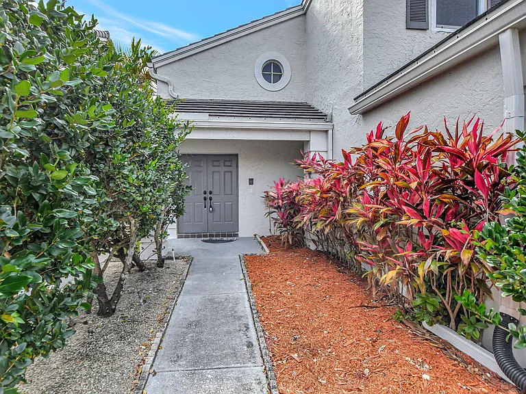 21391 Millbrook Ct — Photo 12