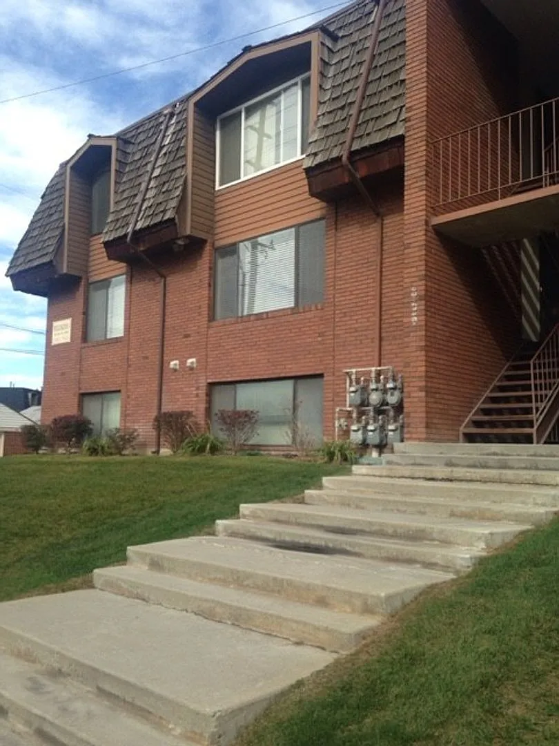 Live With A Friend At Wellington Condos!! — Photo 2