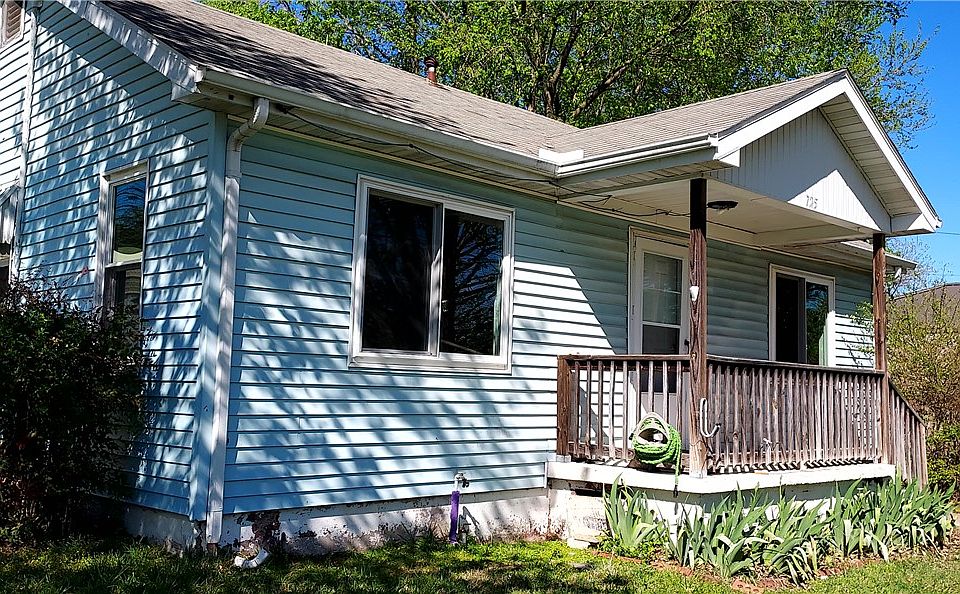 2nd image of 725 W Holt Ave