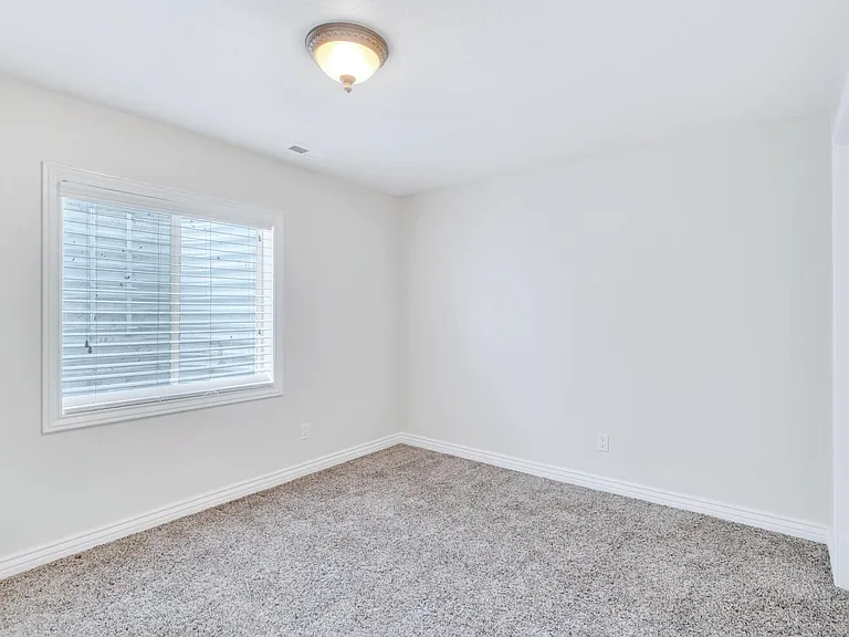 874 W 200 N — Photo 9